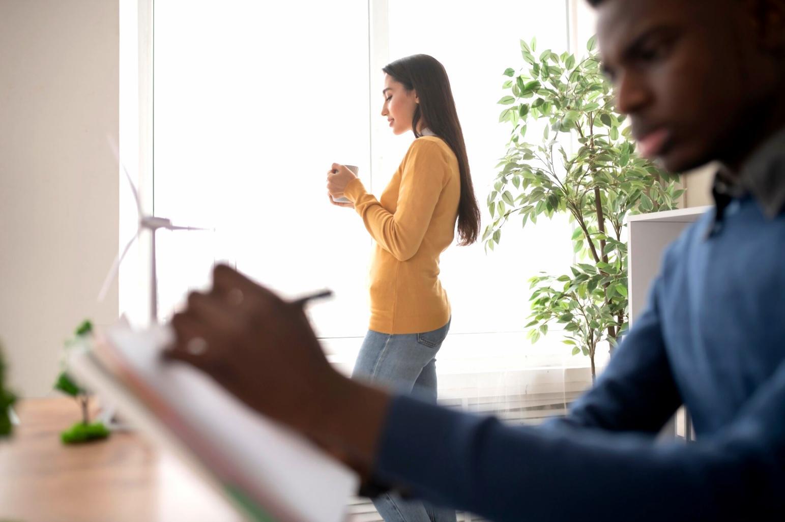 Рабочее пространство аналитического отдела Mindflare Quest с графиками инвестиционных моделей